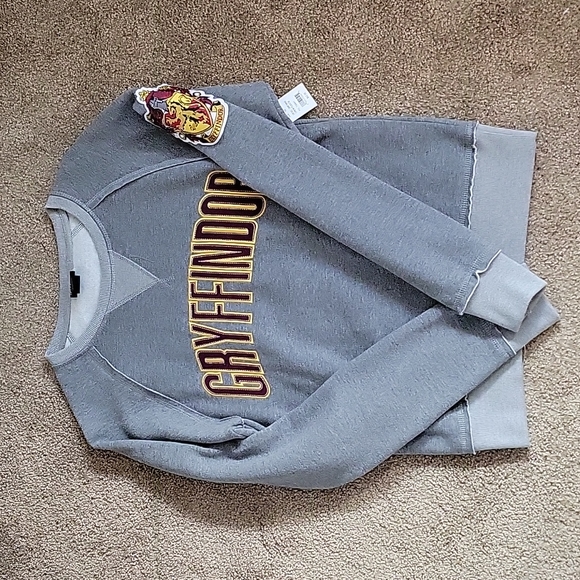 Universal Tops - NWT Universal Harry Potter Gryffindor Sweatshirt - Lowest Price